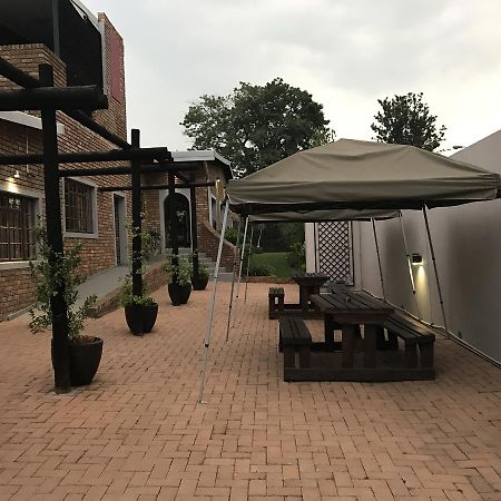 Yalla Yalla Boutique Hotel Witbank Extérieur photo